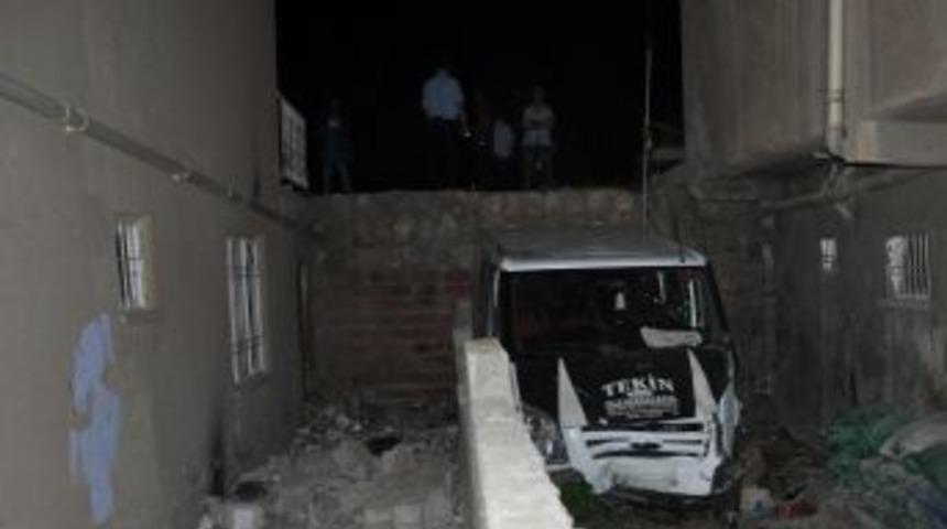 Midyat&rsquo;ta Minib&uuml;s Evin Bah&ccedil;esine U&ccedil;tu