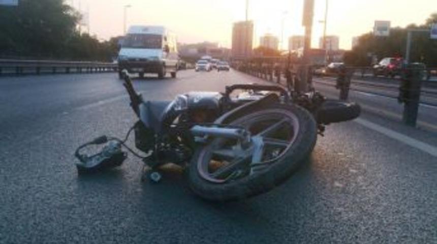Kaskını takmayan motosiklet s&uuml;r&uuml;c&uuml;s&uuml; &ouml;ld&uuml;