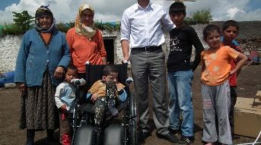 Susuz&rsquo;da Kaymakamlık Engelli Vatandaşlara Tekerlekli Sandalye Hediye Etti