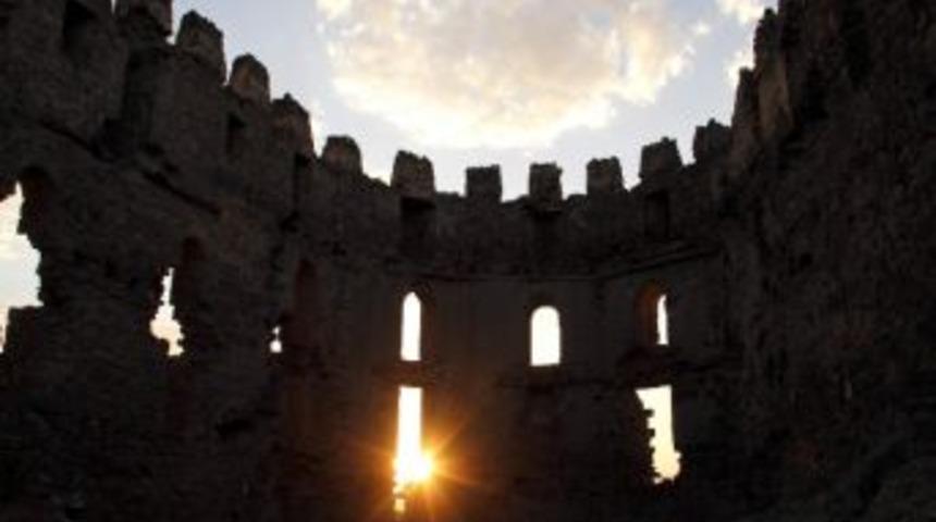 Hoşap Kalesi&rsquo;nde G&uuml;n Batımı