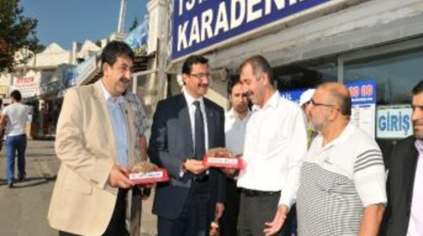 Ke&ccedil;i&ouml;ren&rsquo;de Esnafa Hayvanlar İ&ccedil;in Su Kabı Ve Mama Dağıtımı