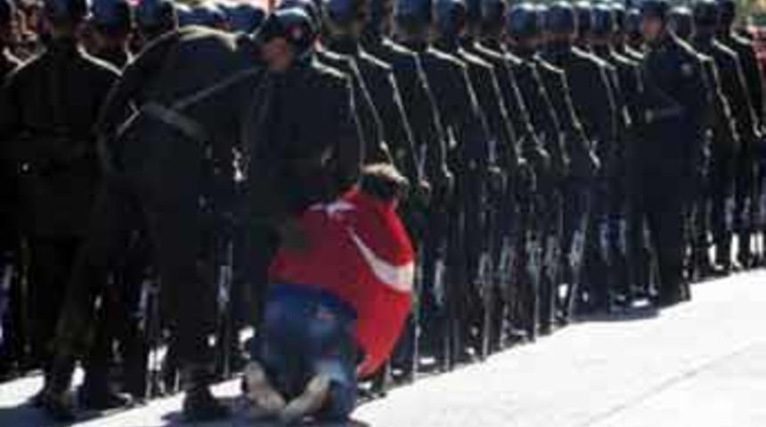 T&uuml;rk Bayrağıyla askerin ayağına kapandı