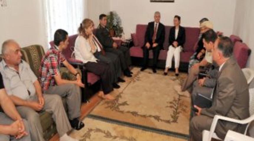 Vali Erden Bayramda Şehit Ailelerini Ziyaret Etti