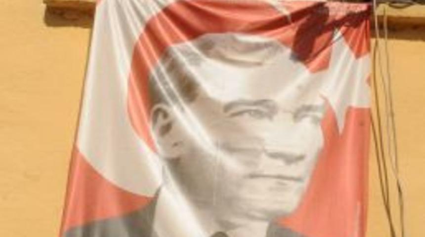 Saldırgan Şahıs, T&uuml;rk Bayrağını Yırtıp Ka&ccedil;tı