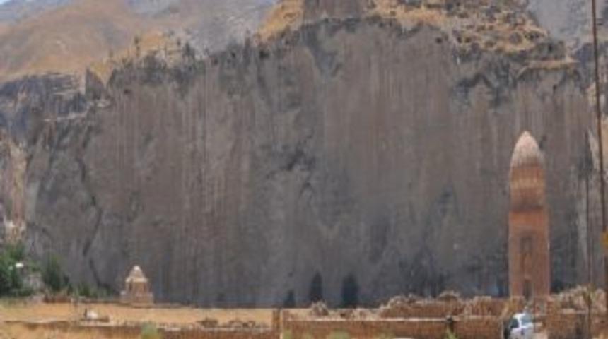 Zeynel Bey T&uuml;rbesi Miniat&uuml;rkte