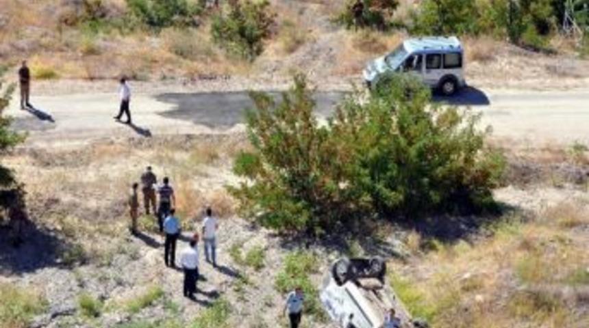 Kamyonet U&ccedil;uruma Yuvarlandı: 1 &Ouml;l&uuml;