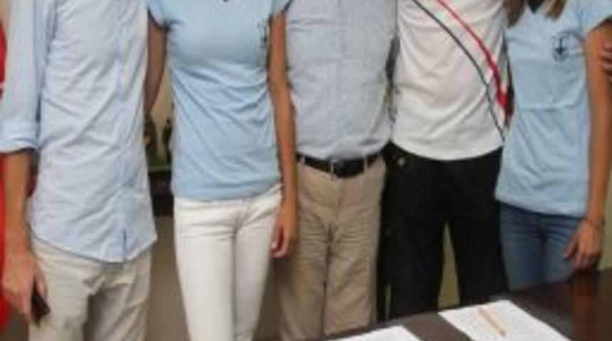 Konak'a Biri Yerli, Biri Amerikalı İki Voleybolcu