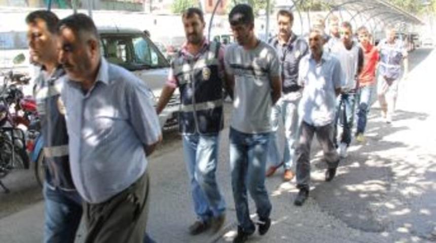 Zanlılar Polisi G&ouml;r&uuml;nce Namaza Durdu