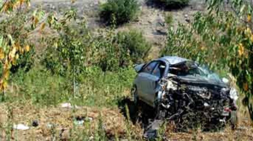 Otomobil meyve bah&ccedil;esine u&ccedil;tu: 3 &ouml;l&uuml;