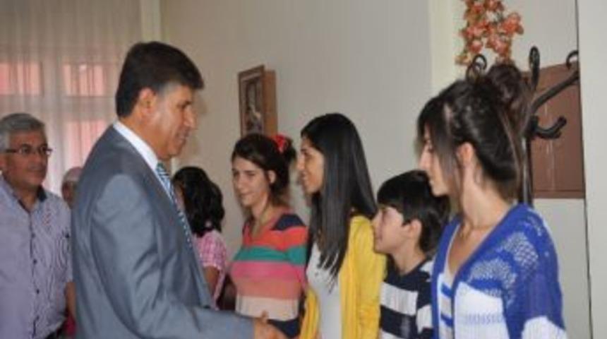 Vali Akpınar Bayramda Yetiştirme Yurdu &Ouml;ğrencilerini Yalnız Bırakmadı