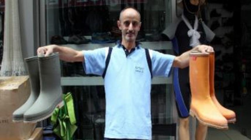 Samsun&rsquo;da &Ccedil;izme Ve Yağmurluk Satışları Patladı