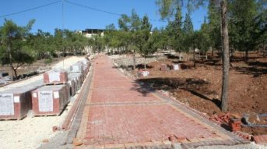 Karataş Parkı'nda &Ccedil;alışmalar Devam Ediyor