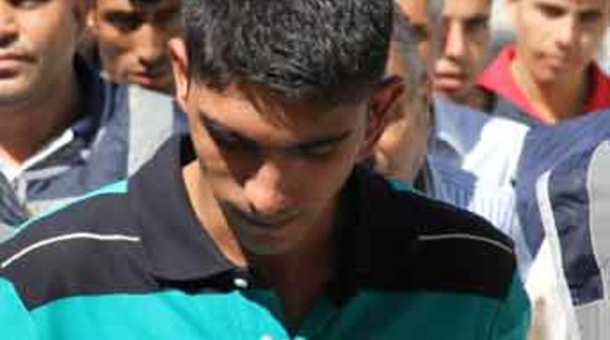 Magandalar polisi görünce namaza durdu