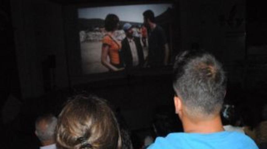 G&uuml;zelbah&ccedil;e'de Nostaljik Yazlık Sinema G&uuml;nleri S&uuml;r&uuml;yor