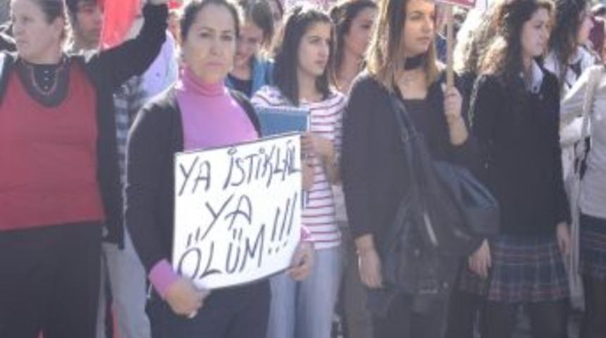 &Ccedil;anakkaleliler Meydana İniyor