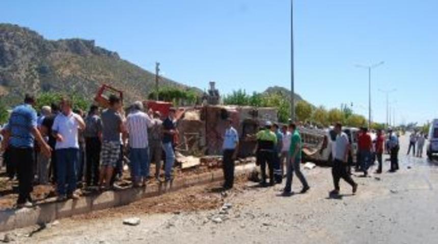 İtfaiye aracı kamyonetle &ccedil;arpıştı: 2 &ouml;l&uuml;