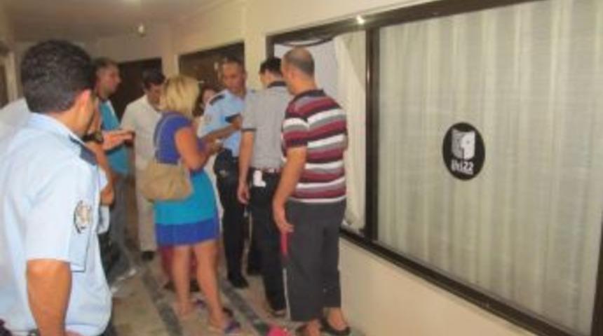 Aldığı Yumruk Darbesiyle Karşı D&uuml;kkanın Camından I&ccedil;eri Girdi.