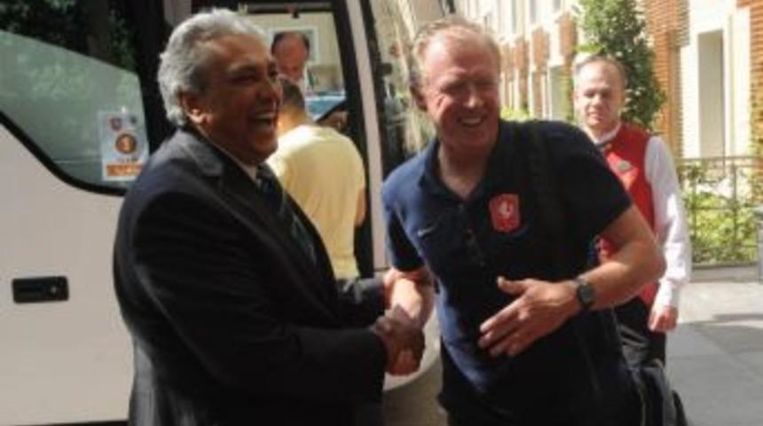 Twente Bursa&rsquo;da &Ccedil;i&ccedil;eklerle Karşılandı