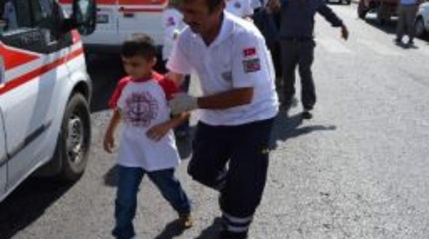 Cenaze Taşıyan Minib&uuml;s Kaza Yaptı: 4 Yaralı