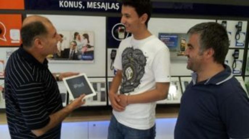 Milletvekili T&uuml;rkiye Birincisine Bilgisayar Hediye Etti