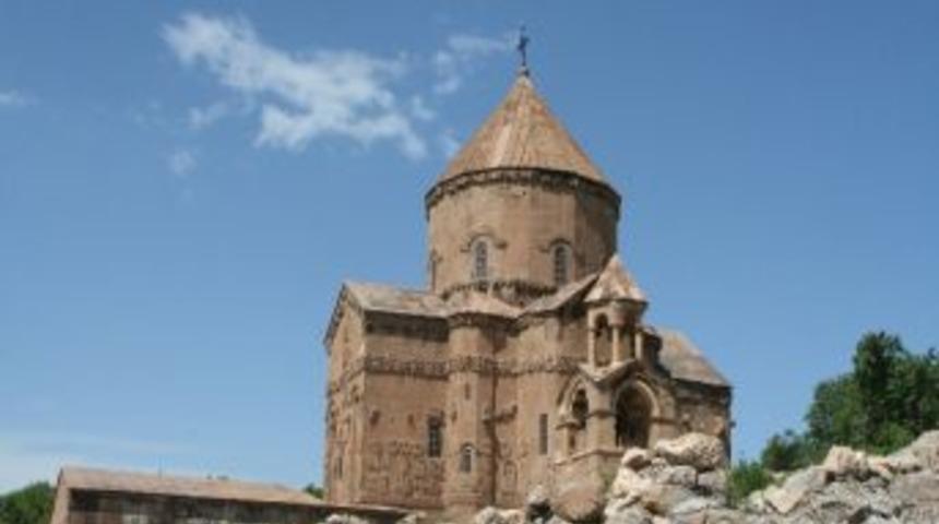 Ermeni Ayinine Doğru