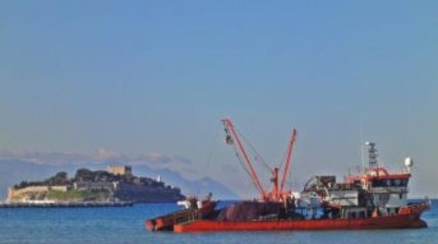 Kuşadası K&ouml;rfezi&rsquo;nde Yunus Tom İ&ccedil;in Seferberlik