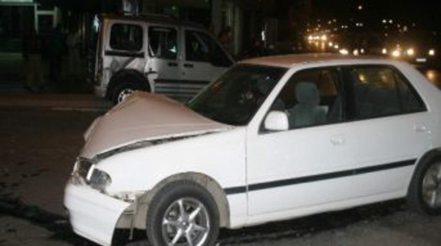 Otomobille Kamyonet &Ccedil;arpıştı: 7 Yaralı