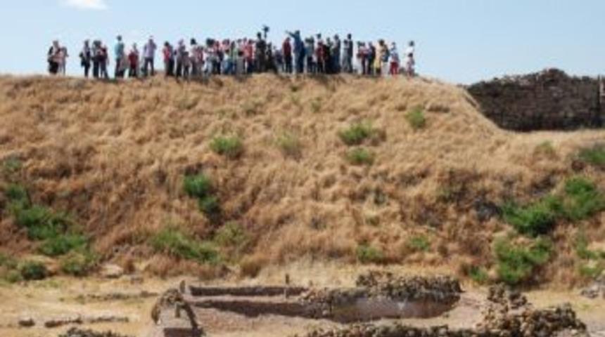 Tarih Kucak A&ccedil;ıyor