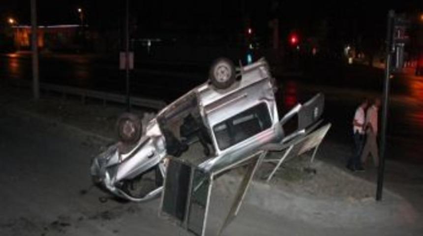 Bursa'da Tankere &Ccedil;arpıp Takla Atan Minib&uuml;ste 2 Kişi Ağır Yaralandı