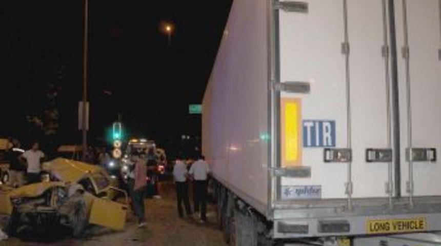 Aşırı Hızlı Otomobil Kırmızı Işıkta Bekleyen TIR&rsquo;a Arkadan &Ccedil;arptı