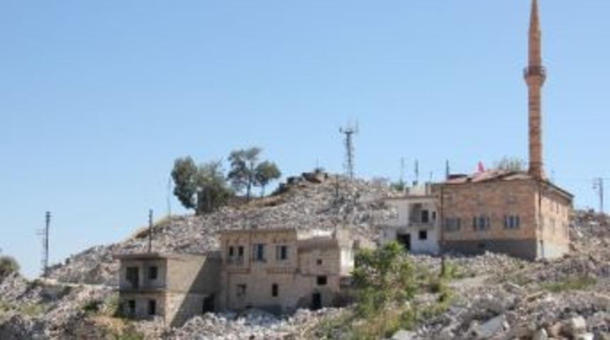 Nevşehir&rsquo;de Kale Civarındaki Konutların Yıkımı Devam Ediyor