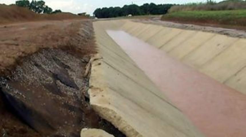 "Bafra'da Eski Y&ouml;ntemle Yapılan A&ccedil;ık Su Kanalları &Ccedil;ift&ccedil;iyi Mağdur Ediyor"