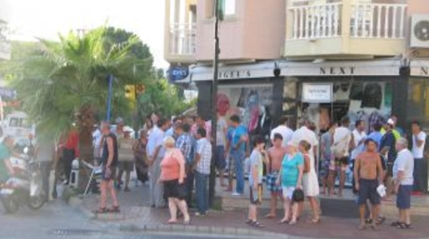 Restoran Ve Butik &Ccedil;alışanları Polisin &Ouml;n&uuml;nde Kavga Etti, Kameralar Kaydetti