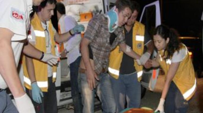 Takla Atan Araçta Sıkışan Iki Kişi Yaralandı