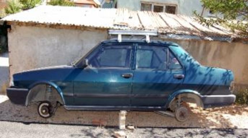 Evin &Ouml;n&uuml;ndeki Otomobilin Lastikleri &Ccedil;alındı