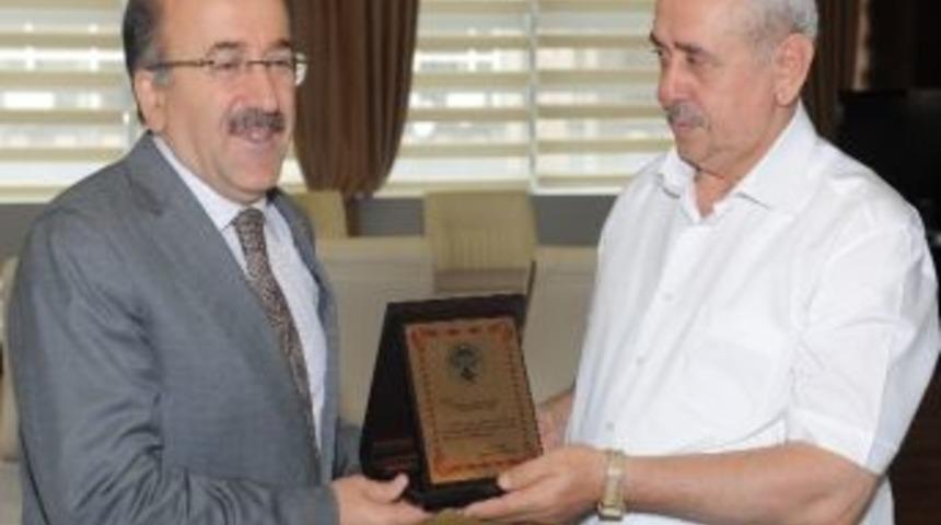 Çağlayan Belediye Başkanı Bayrak’tan Gümrükçüoğlu’na Teşekkür Plaketi