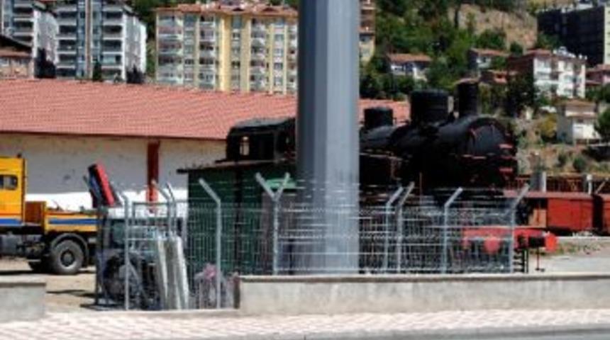 24&rsquo;l&uuml;k Direk, Kara Treni G&ouml;lgeledi