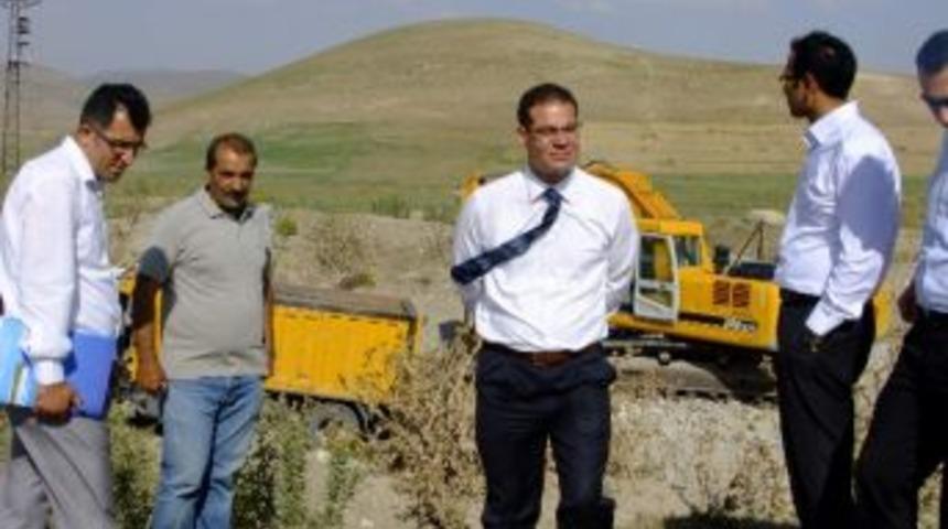 &Ccedil;aldıran&rsquo;daki K&ouml;y Yollarında Hummalı &Ccedil;alışma