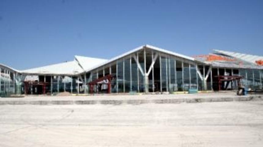 Kars Havaalanı İ&ccedil; Ve Dış Hatlar Terminal Binası&rsquo;nın Yapımı S&uuml;r&uuml;yor