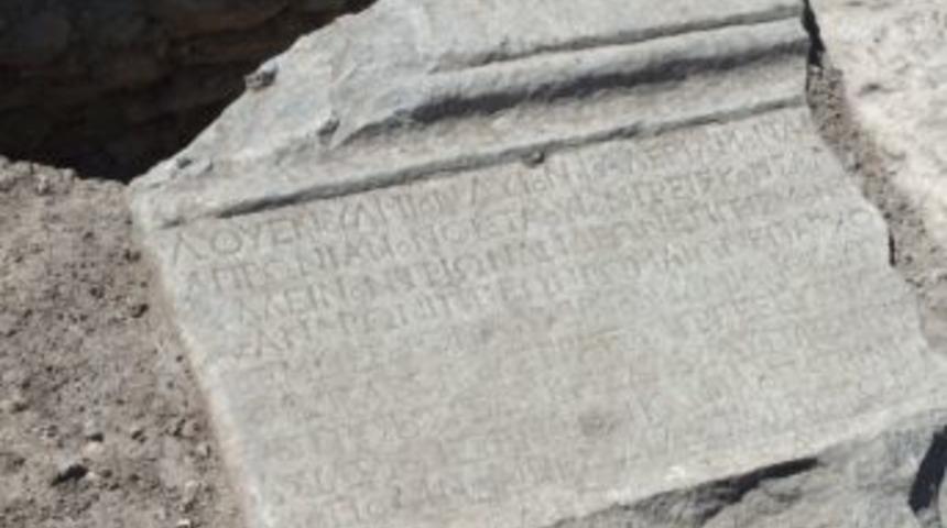 Antik Roma Tiyatrosu Kazılarında Kitabe Ve Bilet Bulundu