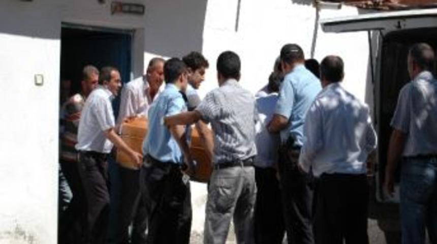 Babasını balyozla &ouml;ld&uuml;rd&uuml;