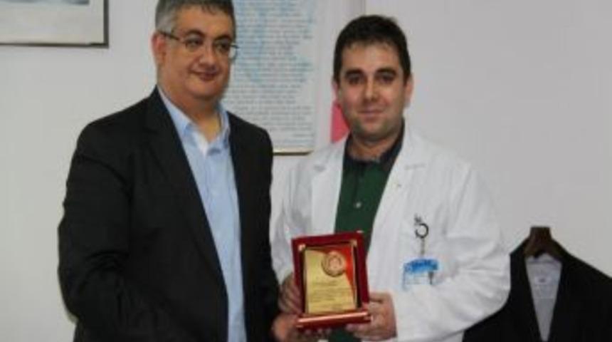 G&ouml;rele Kaymakamı Aykut Pekmez&rsquo;den G&ouml;rele Devlet Hastanesi Başhekimi Ulusoy&rsquo;a Takdir Belgesi