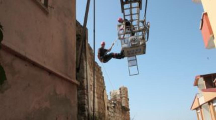 Tehlike Arz Eden Bina Belediye Ekiplerince Yıkıldı