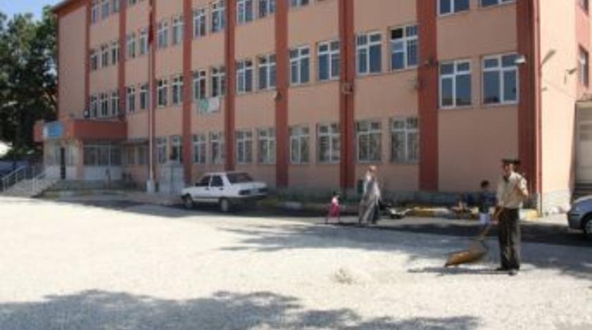 Okul Bah&ccedil;eleri Ve Caddelerde Ay&ccedil;ekirdeği Kurutuyorlar