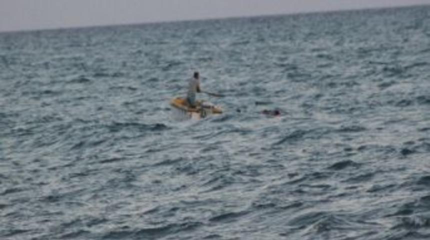 Tekneden Denize D&uuml;şen 3 Kişi Son Anda Kurtarıldı