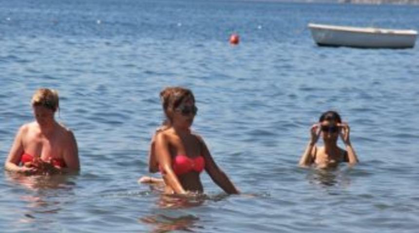 Marmaris'te Sahiller Bayrama Devam Ediyor