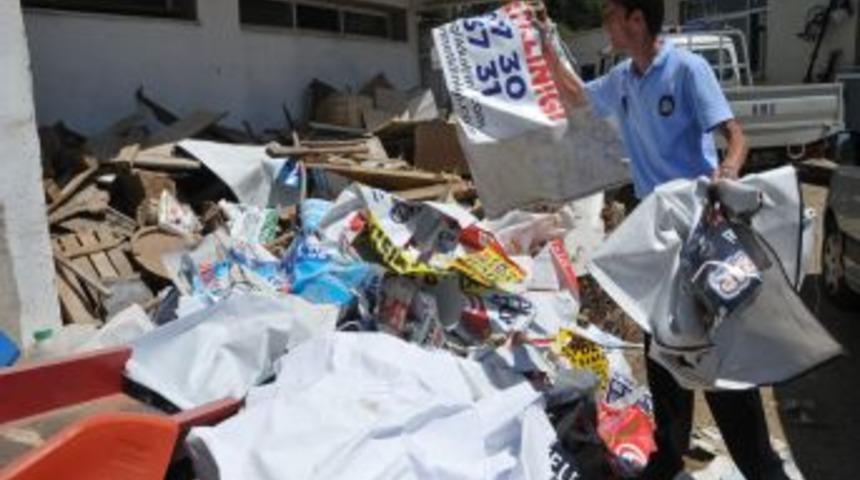 G&uuml;zelbah&ccedil;e'de Duvar Ve Direklere Asılan Afişler Toplandı