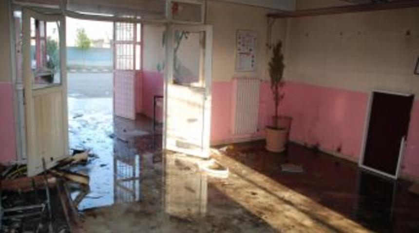 Okul Kundakladıkları Iddia Edilen 5 Kişi G&ouml;zaltına Alındı