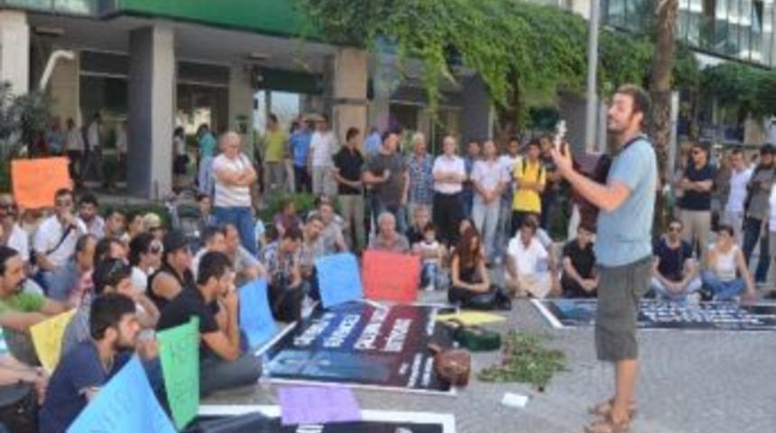 İzmirli M&uuml;zisyenlerden Oturma Eylemi
