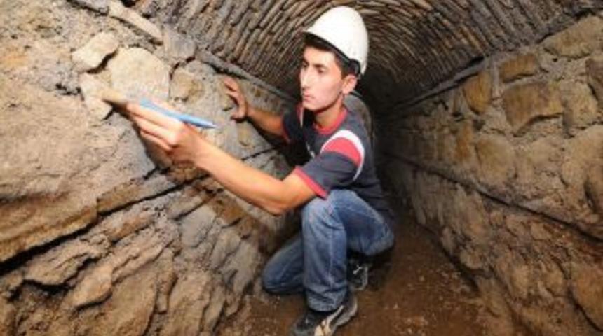 İzmir Agorasında, 35 Metre Uzunluğunda Yeni Bir Mermer Yol Bulundu